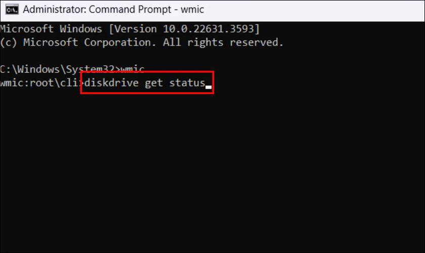 Bạn tiếp tục nhập vào dòng lệnh diskdrive get status và nhấn Enter