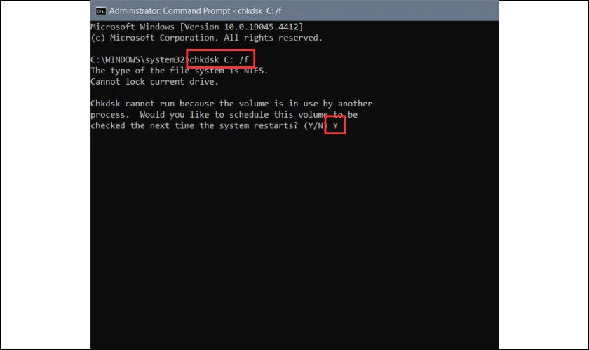 Tại cửa sổ của Command Prompt, nhập từ bàn phím chkdsk C: /f sau cụm C:\Windows\system32>
