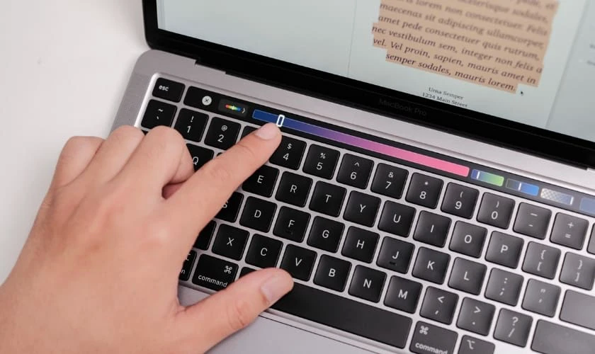 Cách bật đèn bàn phím laptop MacOS (MacBook)