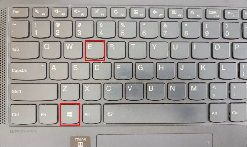 Trên màn hình desktop mở File Explorer bằng cách nhấn tổ hợp phím Win + E